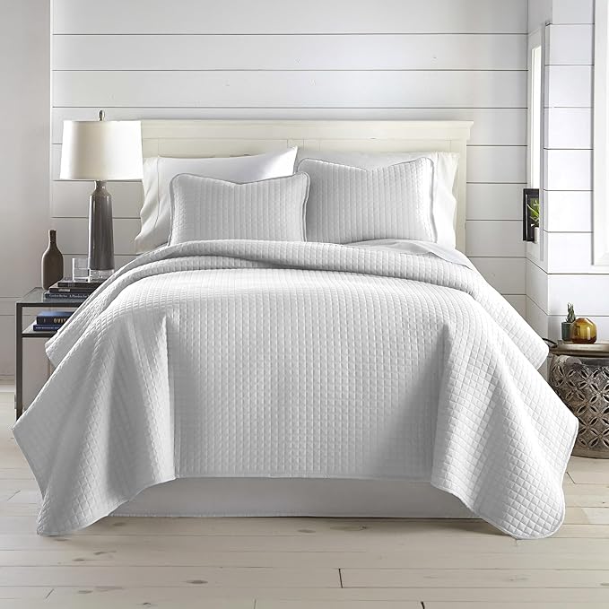 Southshore Fine Living, Inc. Queen Quilt Set, Full Size Bedspread with 2 Matching Pillow Shams, Soft Microfiber Lightweight Quilts, Queen Size Coverlet, Easy Care Quilted Bedding, Light Grey Quilt